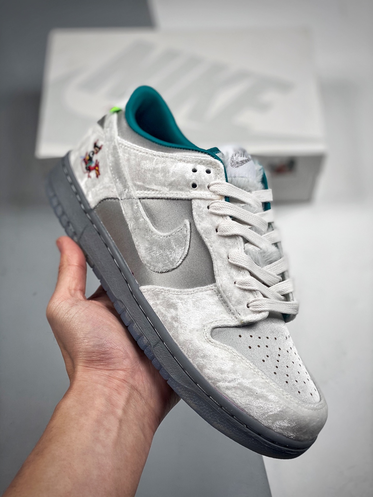 Nike Dunk Low Ice Winter Wonderland, Festival de Hielo. Esta combinación de colores utiliza una suela de raso con panel…