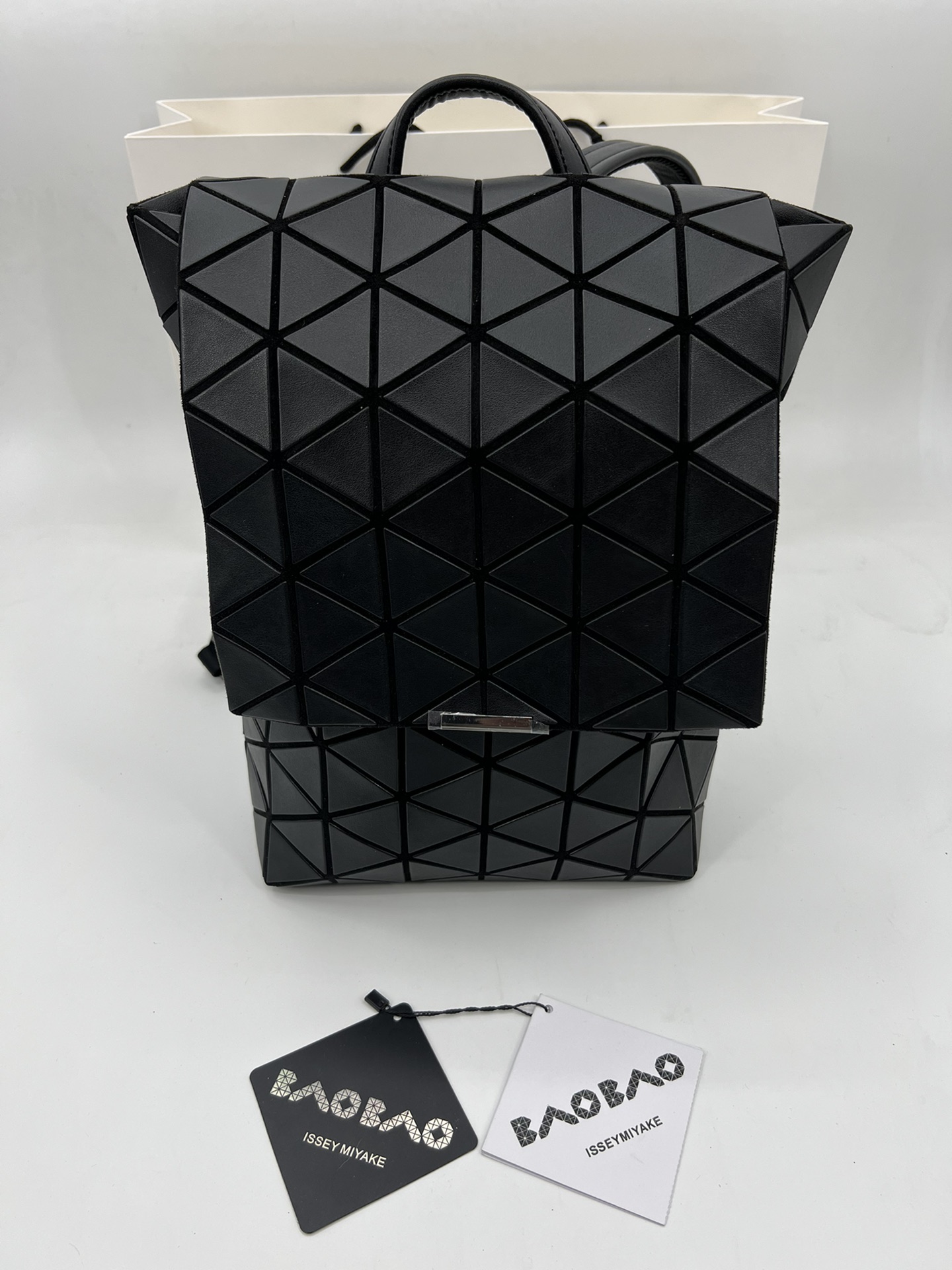 Issey Miyake ～三宅一生 9月新款翻盖背包双肩包