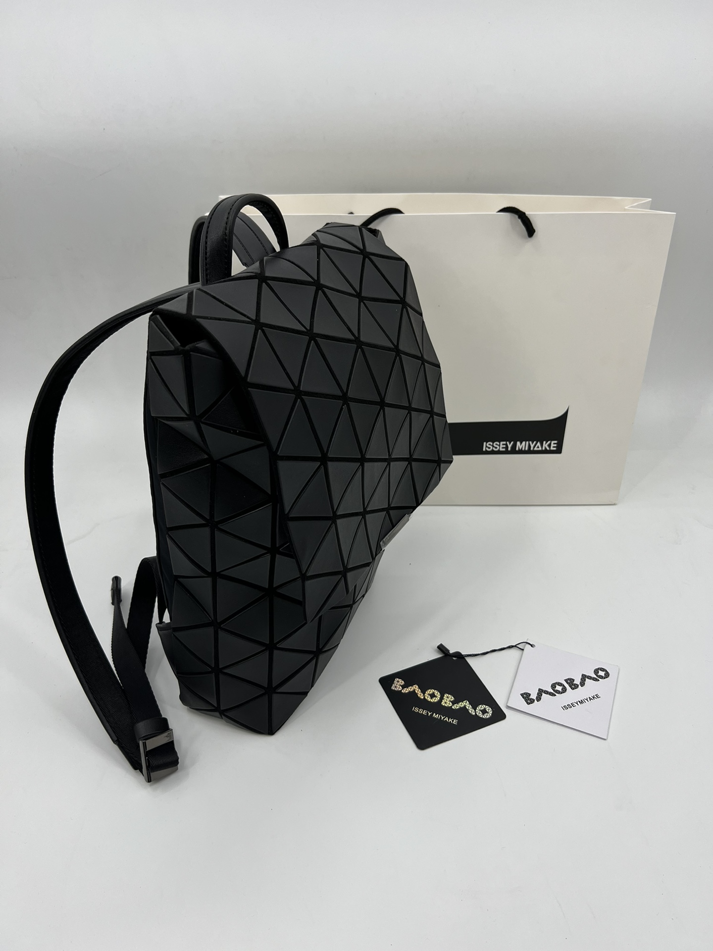 Issey Miyake ～三宅一生 9月新款翻盖背包双肩包