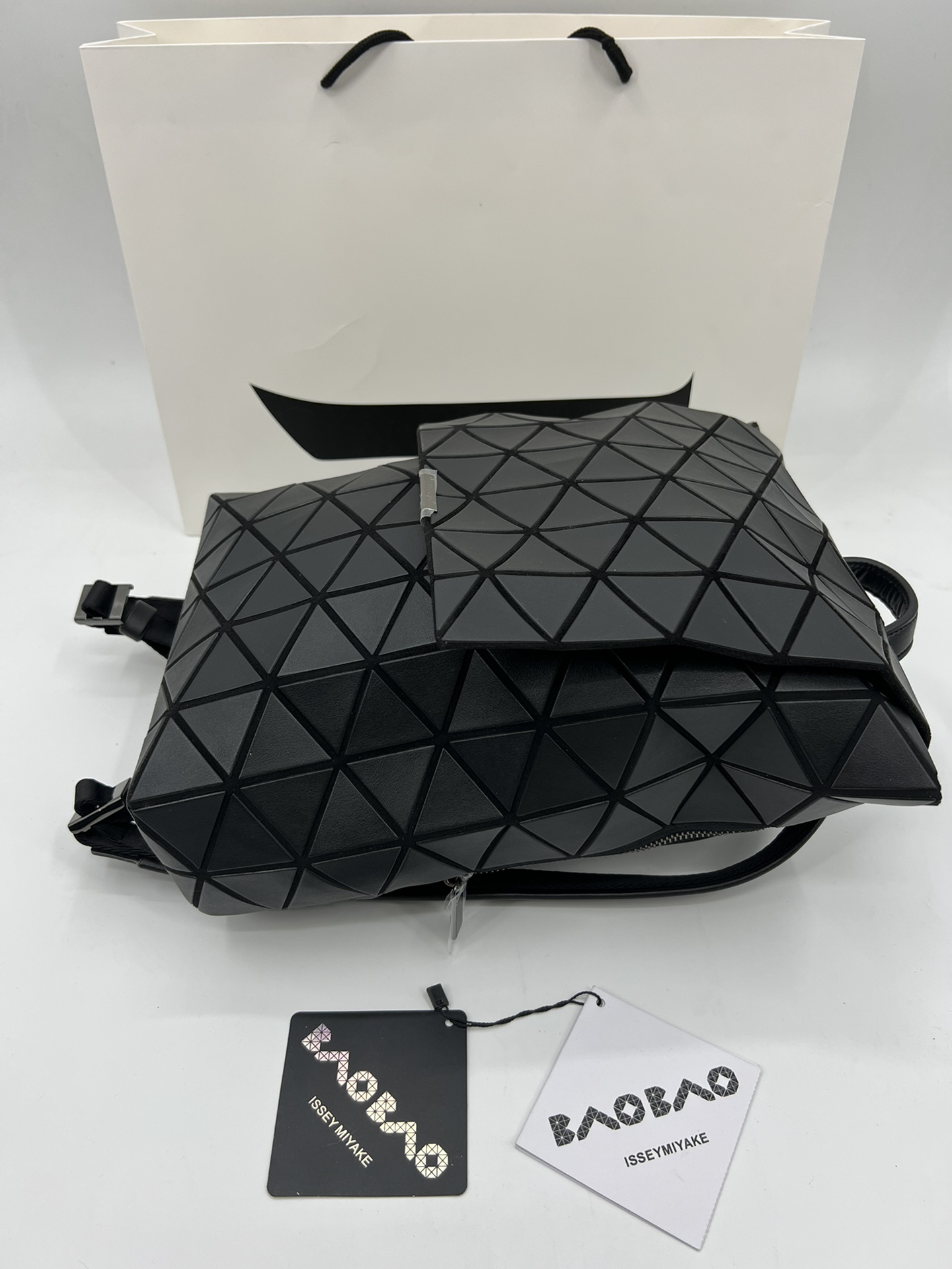 Issey Miyake ～三宅一生 9月新款翻盖背包双肩包