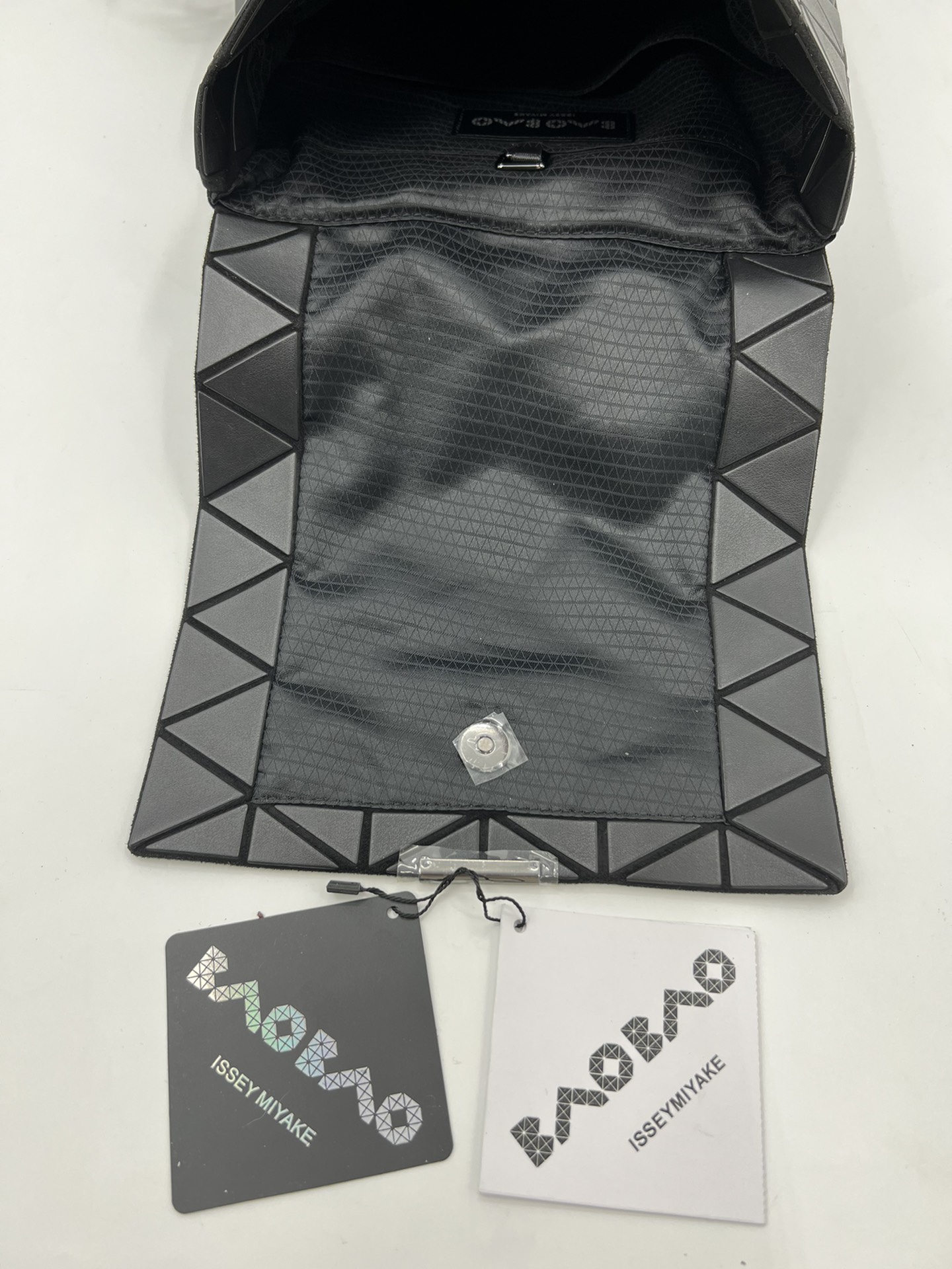 Issey Miyake ～三宅一生 9月新款翻盖背包双肩包