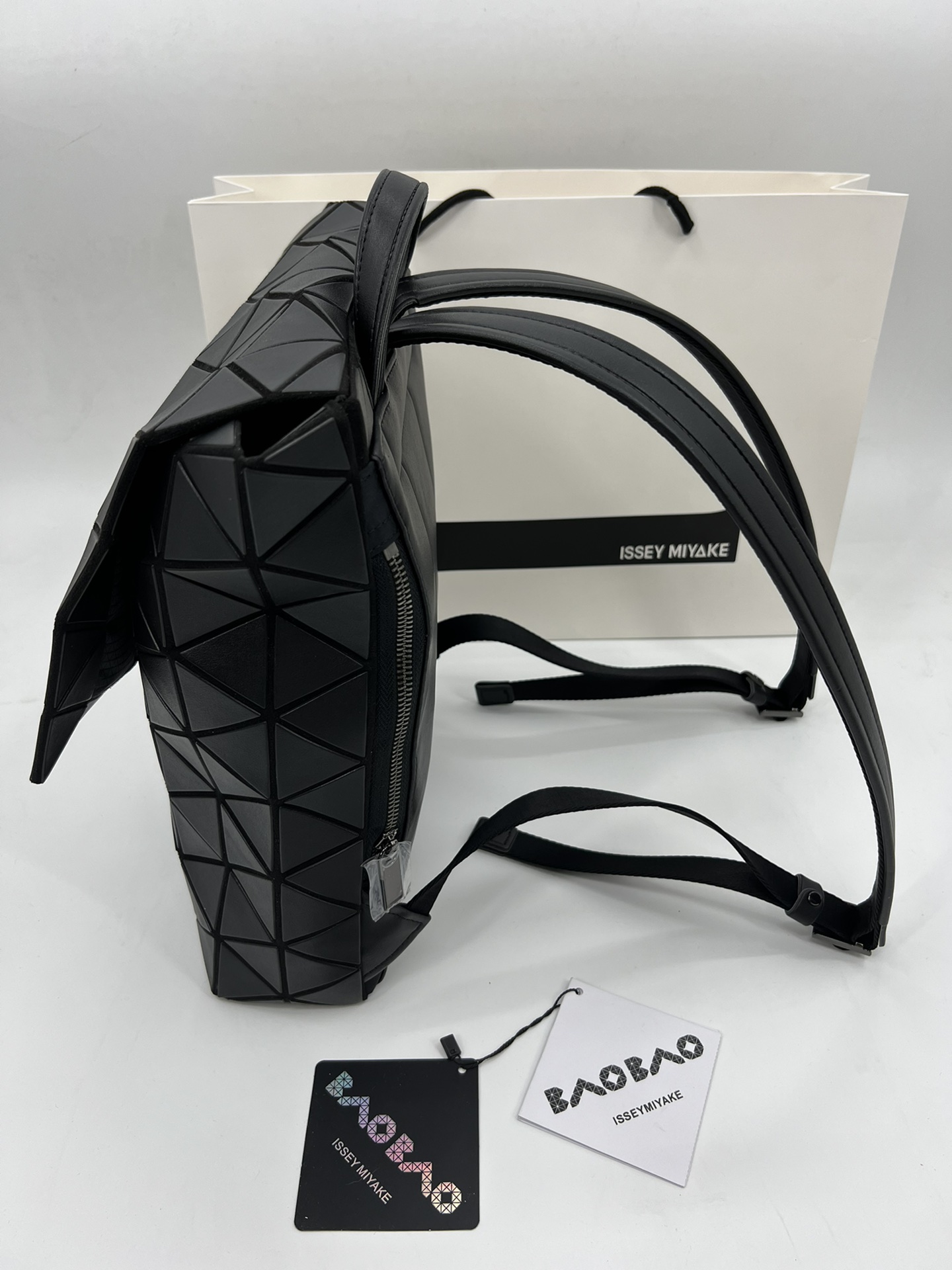 Issey Miyake ～三宅一生 9月新款翻盖背包双肩包