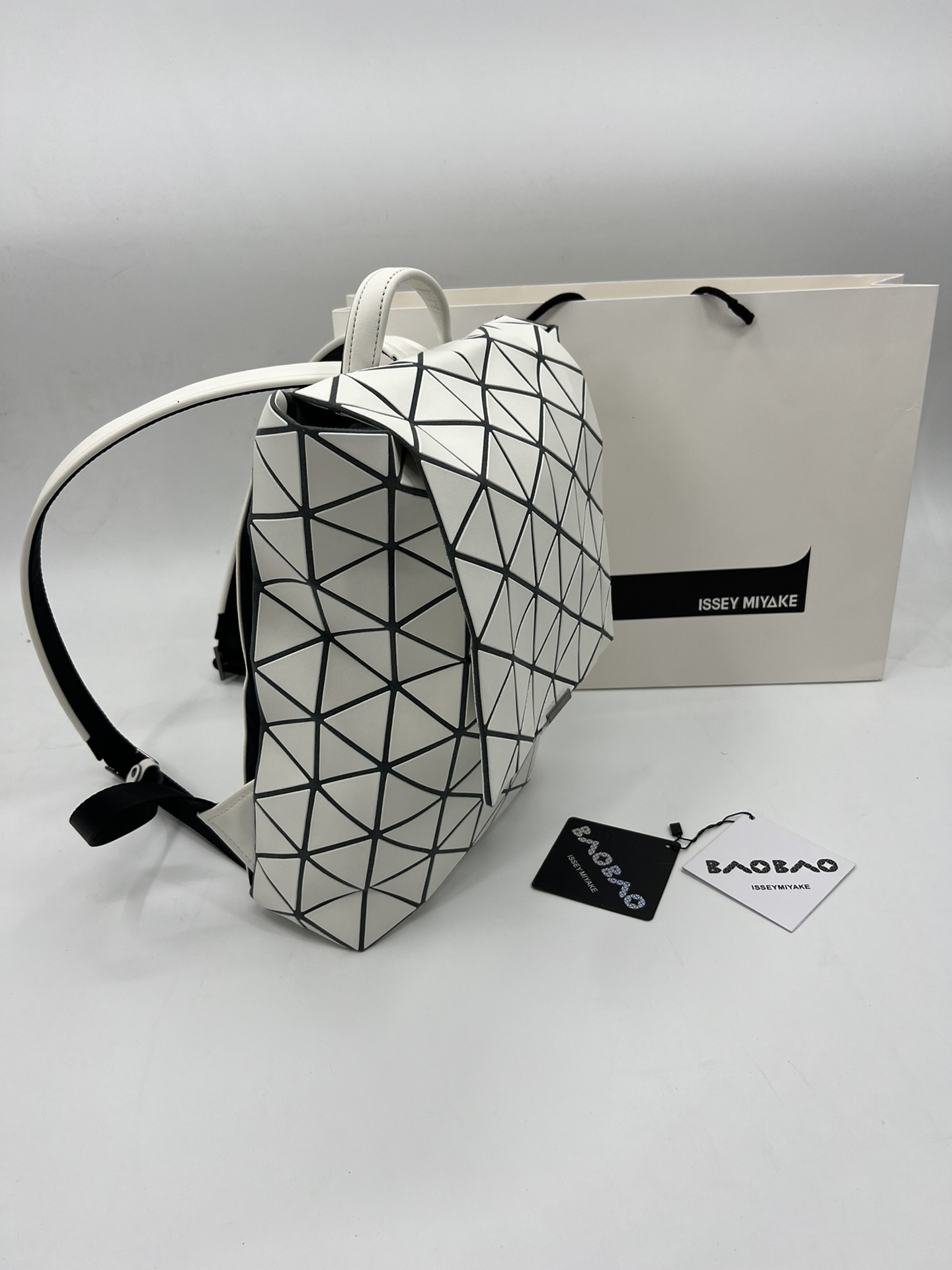 Issey Miyake ～三宅一生 9月新款翻盖背包双肩包