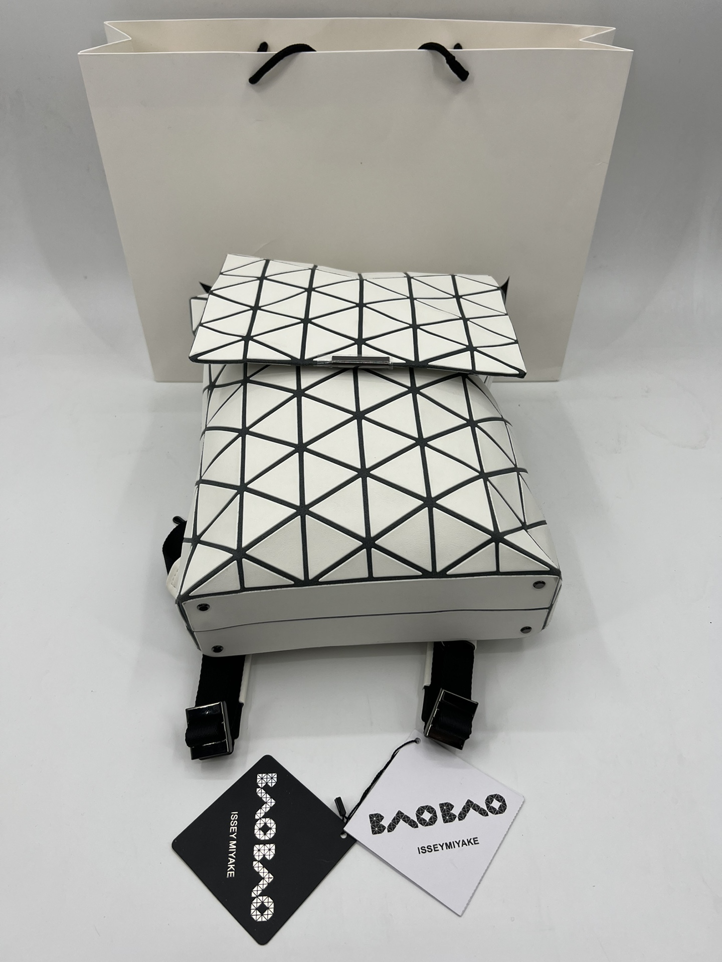 Issey Miyake ～三宅一生 9月新款翻盖背包双肩包