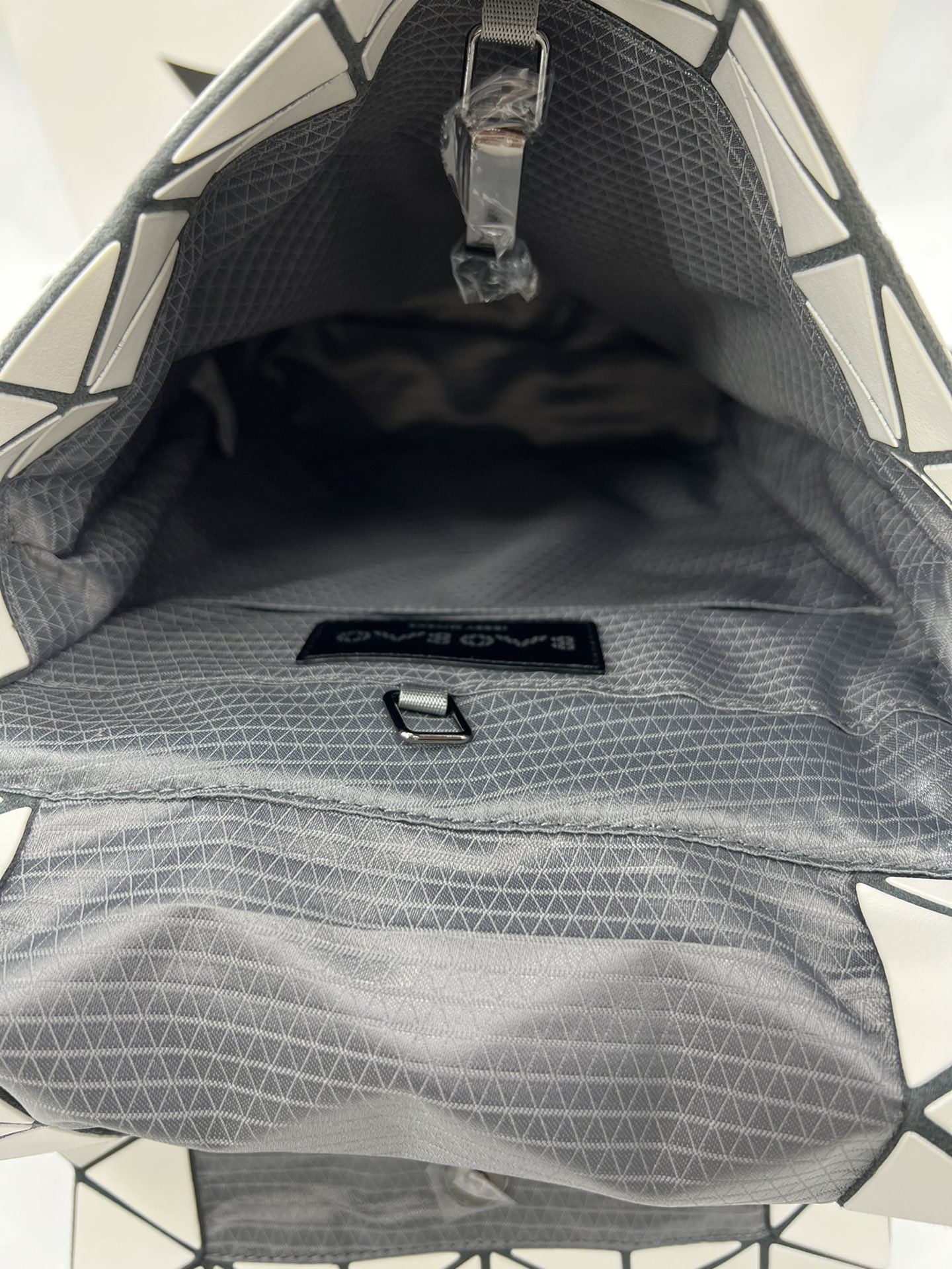 Issey Miyake ～三宅一生 9月新款翻盖背包双肩包