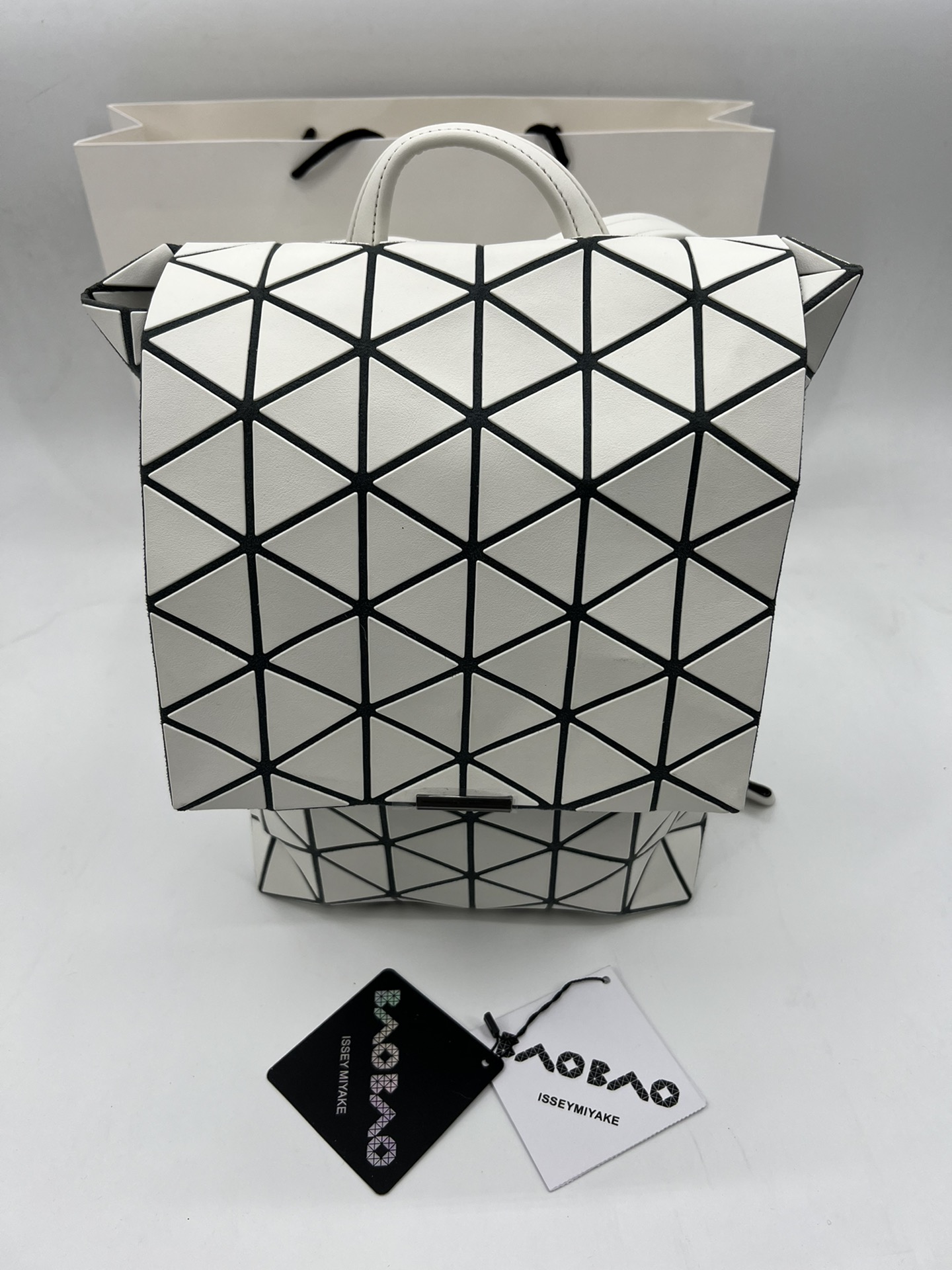 Issey Miyake ～三宅一生 9月新款翻盖背包双肩包
