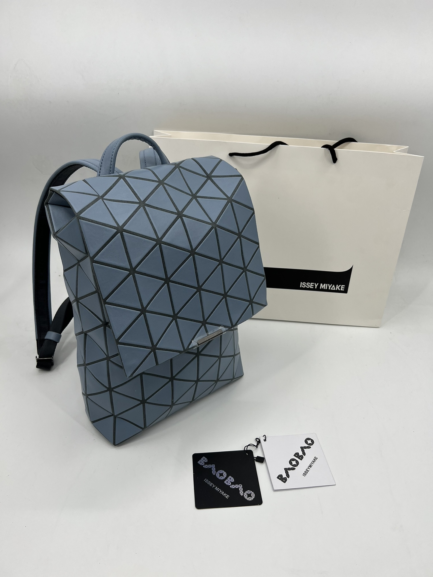 Issey Miyake ～三宅一生 9月新款翻盖背包双肩包