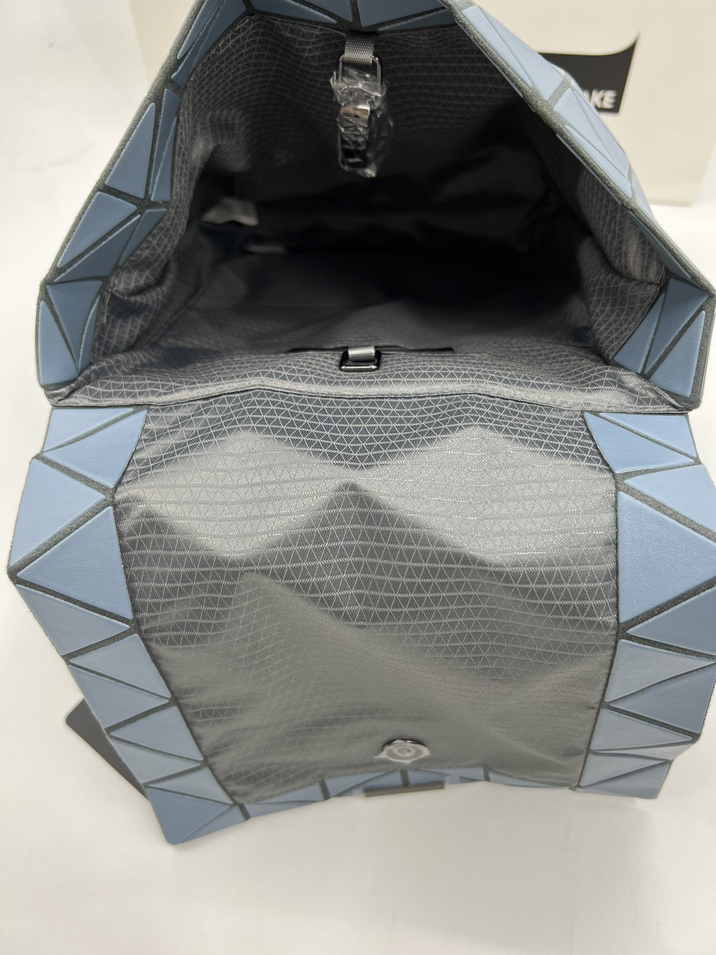 Issey Miyake ～三宅一生 9月新款翻盖背包双肩包