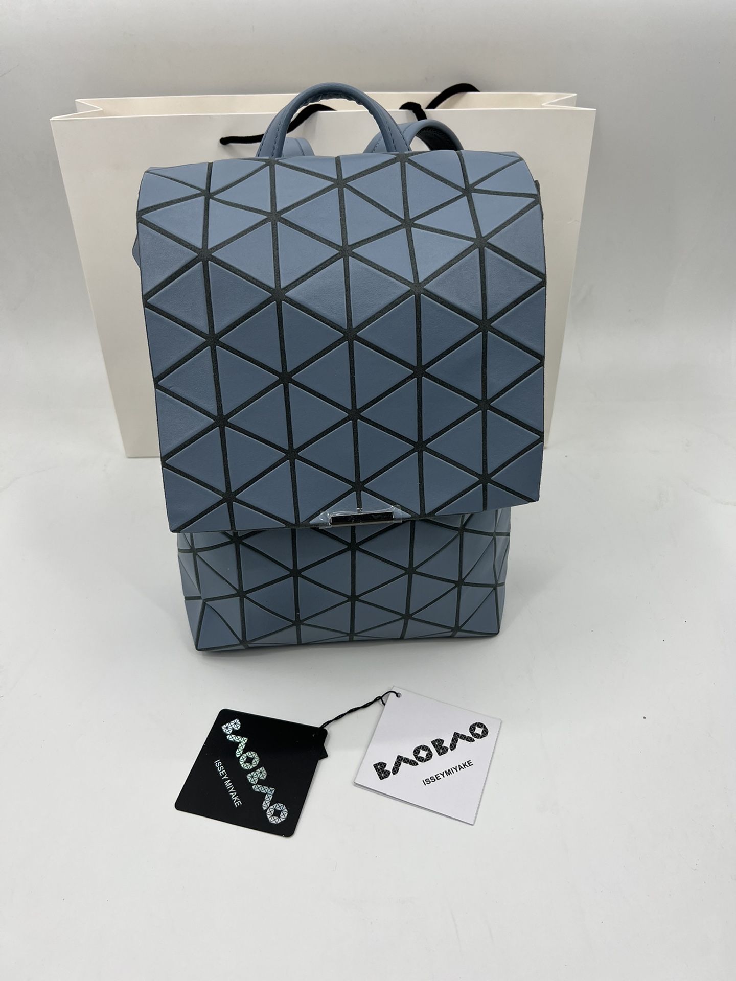 Issey Miyake ～三宅一生 9月新款翻盖背包双肩包