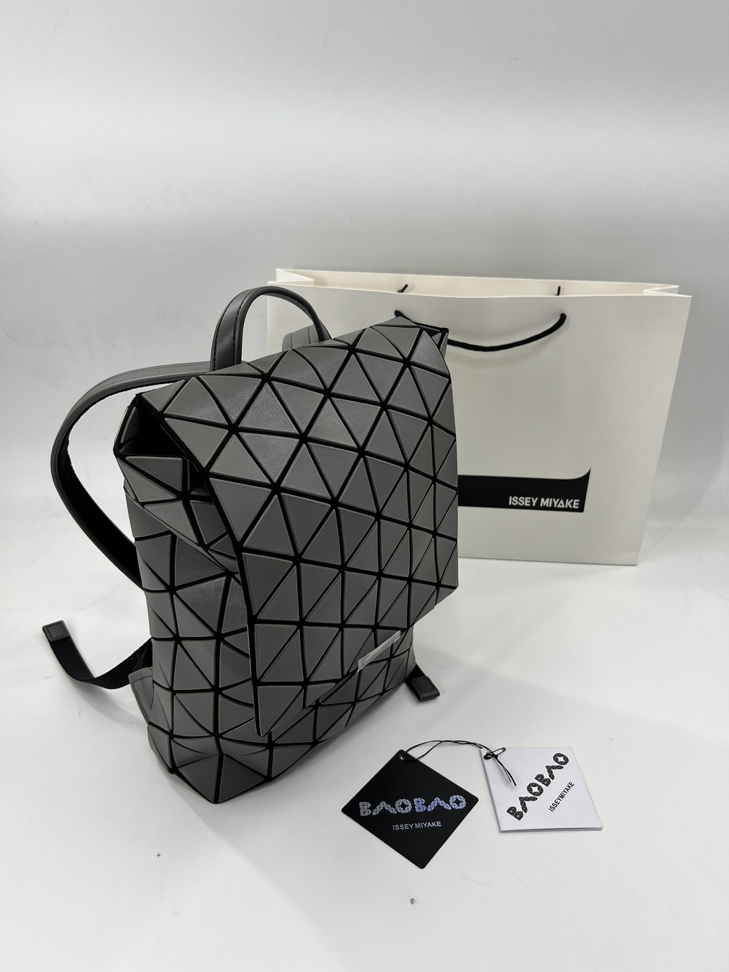 Issey Miyake ～三宅一生 9月新款翻盖背包双肩包