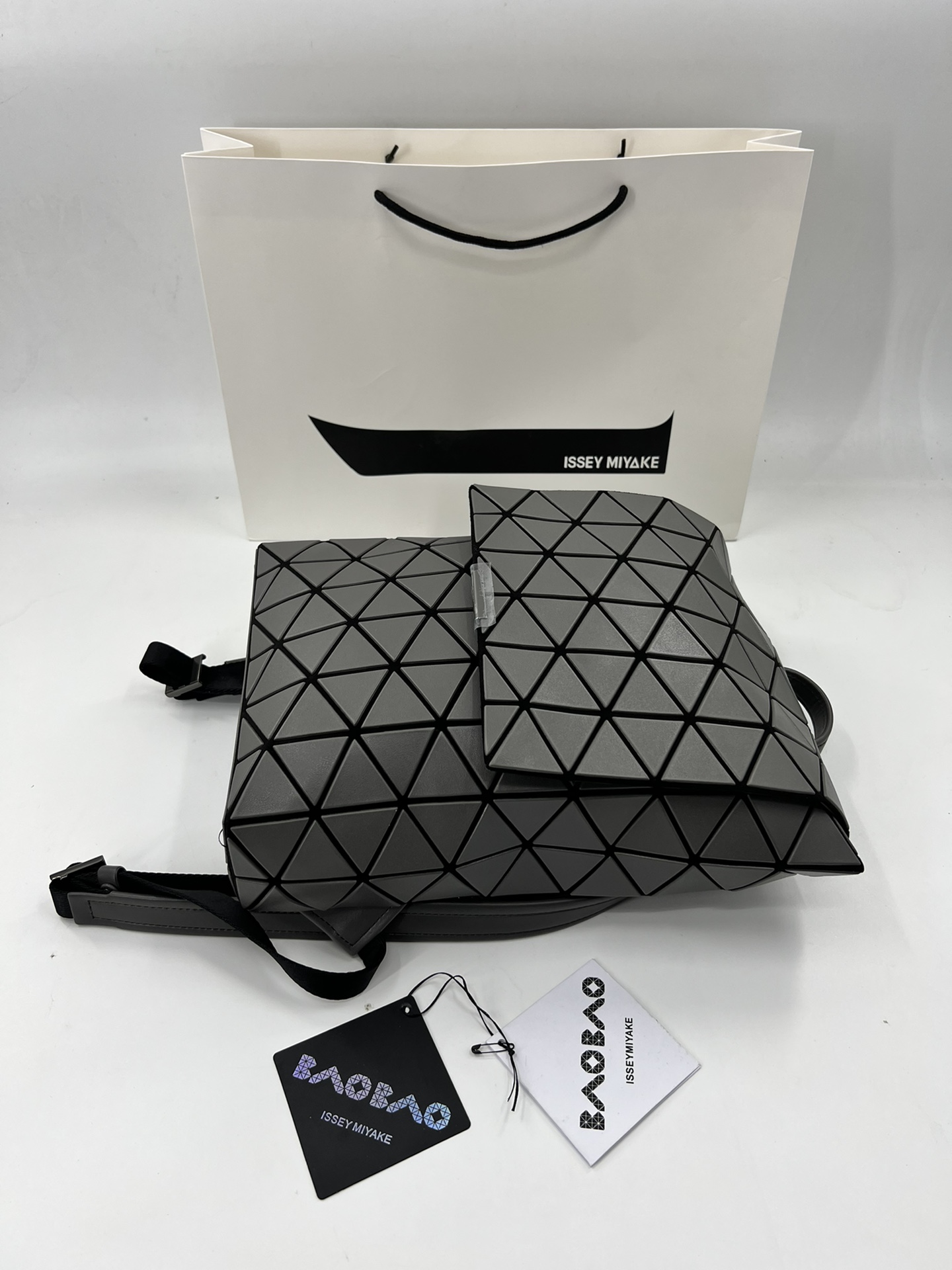 Issey Miyake ～三宅一生 9月新款翻盖背包双肩包
