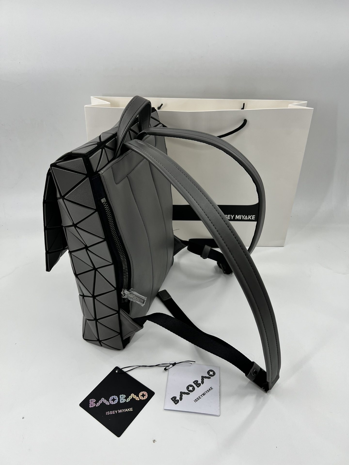 Issey Miyake ～三宅一生 9月新款翻盖背包双肩包