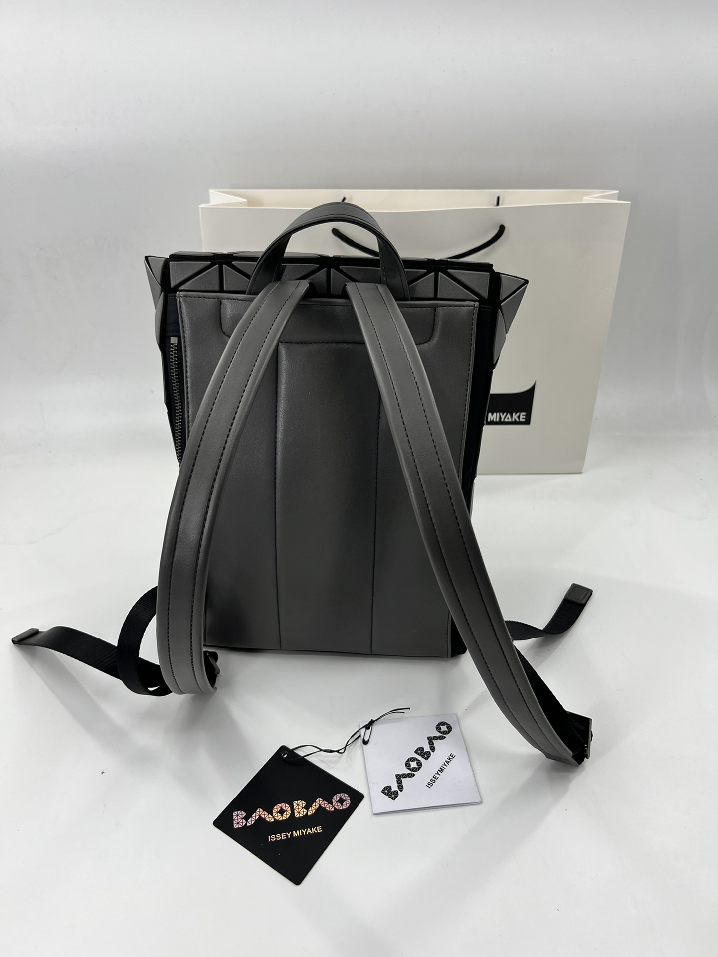 Issey Miyake ～三宅一生 9月新款翻盖背包双肩包
