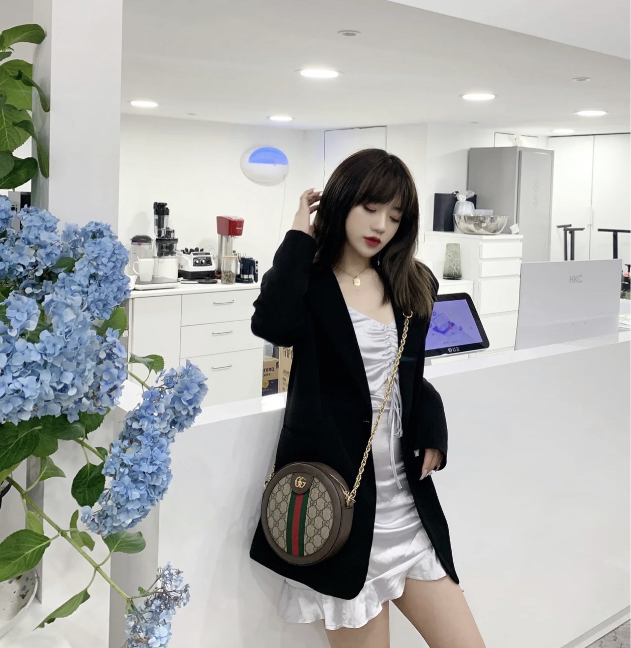 Gucci Ophidia圆饼包💰210(全新高端版本) 配以链式肩带.采用GG Supreme高级人造帆布制作.镶嵌红绿条纹织带.小巧玲珑的双G图案是源自70年代的Gucci典藏设计.装饰包身的皮革饰片细节和拉链头. 规格:18*18*4.5cm