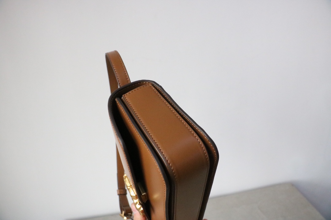 Tory Burch ～89644 焦糖色 Tory Burch Eleanor包袋版型挺括 采用柔软的意大和皮革制成