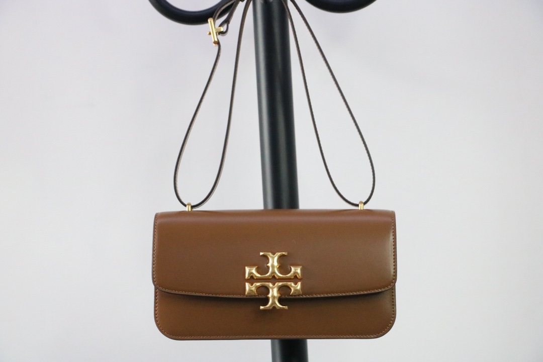 Tory Burch ～89644 焦糖色 Tory Burch Eleanor包袋版型挺括 采用柔软的意大和皮革制成