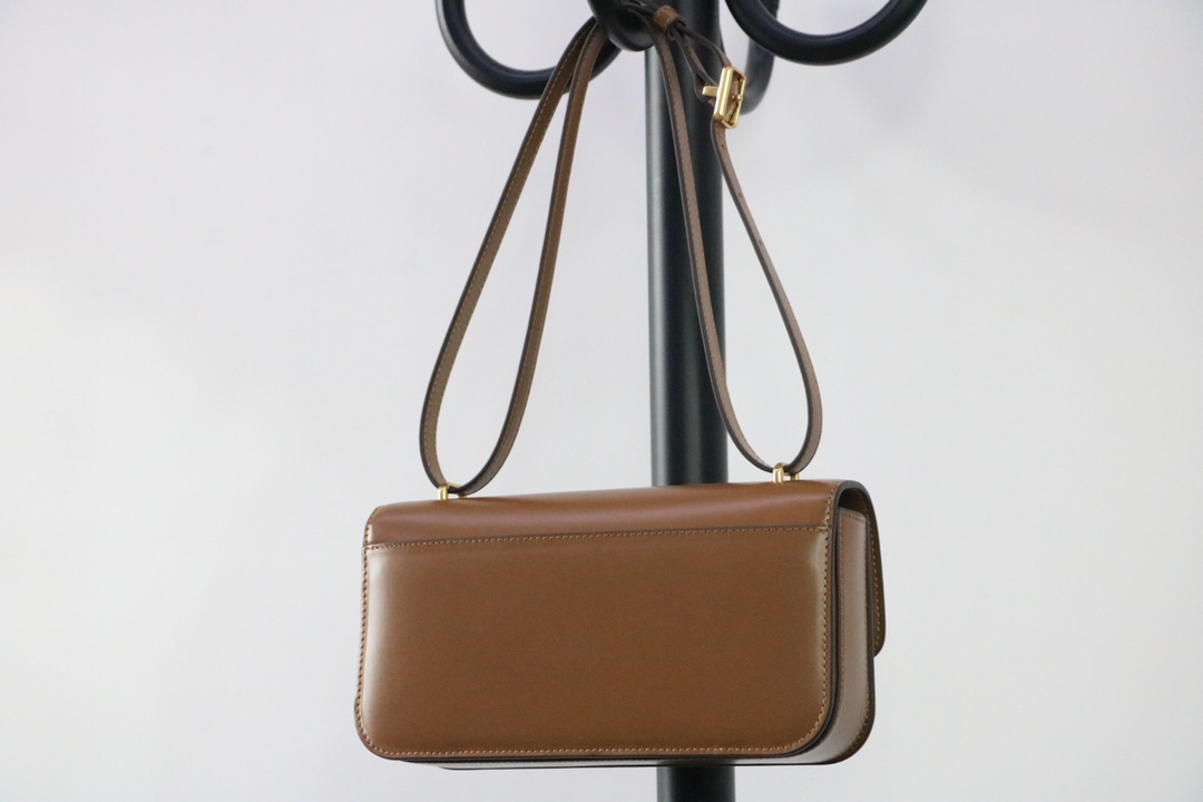 Tory Burch ～89644 焦糖色 Tory Burch Eleanor包袋版型挺括 采用柔软的意大和皮革制成