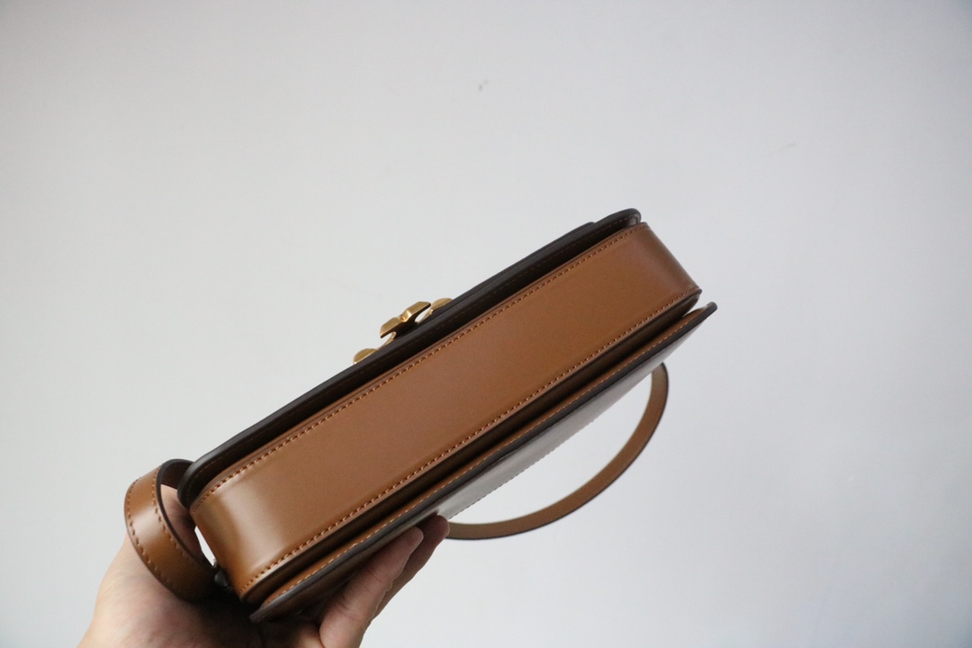 Tory Burch ～89644 焦糖色 Tory Burch Eleanor包袋版型挺括 采用柔软的意大和皮革制成