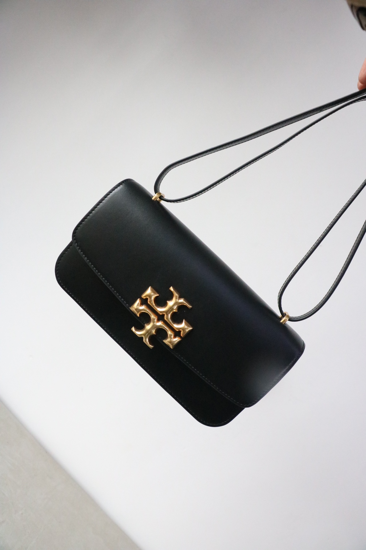 Tory Burch ～Tory Burch 89644 Eleanor包袋版型挺括 采用柔软的意大和皮革制成