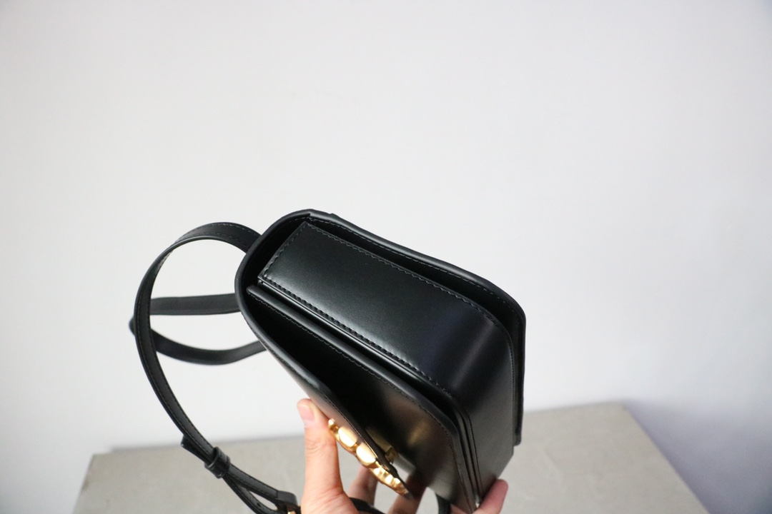 Tory Burch ～Tory Burch 89644 Eleanor包袋版型挺括 采用柔软的意大和皮革制成