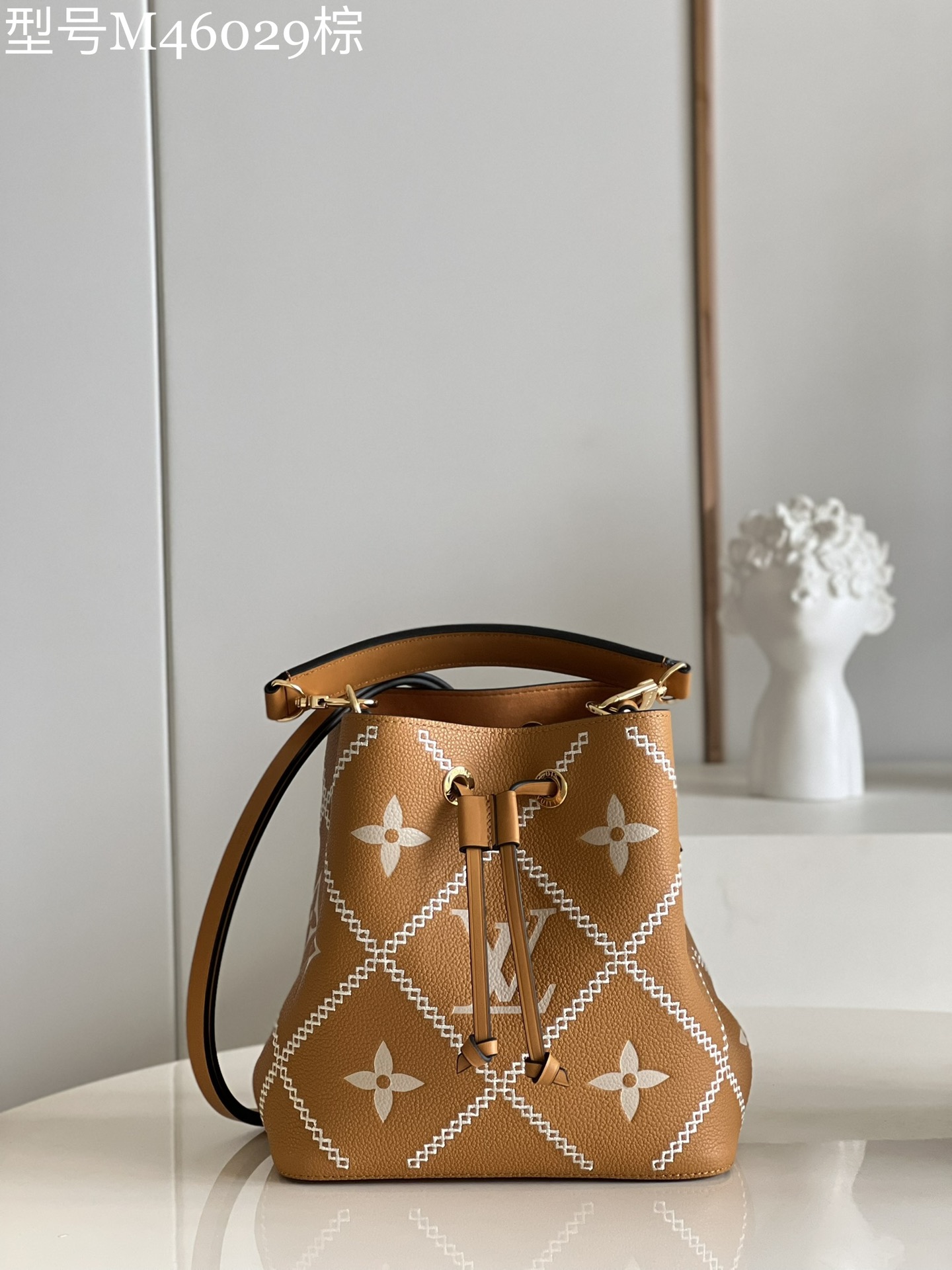 NO:398258,【Exclusive real photo M46029 brown】 Full leather mini bucket bag This NéoNoé BB bucket bag is Monogram Empreinte leather. The removable top handle is easy to hold or hold the elbow, and the adjustable shoulder strap is used to enable handheld and shoulder back selection. Size 20 x 20 x 13 cm yjs.,LV【Original leather】,louis vuitton19860909【独家实拍M46029棕】 全皮迷你水桶包 本款 NéoNoé BB 水桶包为 Monogram Empreinte 皮革 可拆卸顶部手柄便于手持或肘挎,可调节肩带实现手拎和肩背选择.尺寸20 x 20 x 13 厘米 yjs.,LV【原厂皮】,louis vuitton,Bag