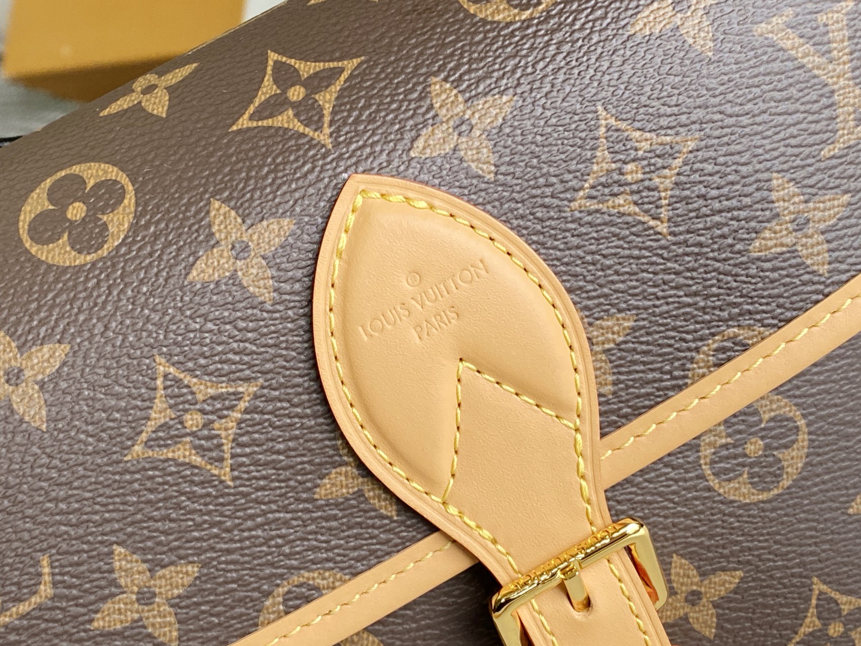 NO:207864,The development details of the perfect original single hardware [DIANE handbag] M45985 old-fashioned (cloth shoulder strap) This DIANE handbag is equipped with a leather shoulder strap (can be underarm back) and an embroidered shoulder strap (can be shoulder antics) and can be disassembled. The capacity is enough for daily use to install the largest mobile phone without any pressure. The belt-style buckle is a decoration, which is actually a magnet opening and closing. It is quite convenient to have a partition in the middle, which is convenient to organize things. There is also a zipper area. You can put some valuables. Size 25.0 × 9.0 × 15.0 CM, LV [top original list], louis vuitton19860909对版开发细节完美原单五金【DIANE 手袋】M45985老花（布肩带） 此款 DIANE 手袋配有一根皮肩带(可腋下背)一根刺绣肩带(可肩背斜跨)都可以拆卸 容量日常足够用装最大号手机毫无压力,皮带式的扣扣是装饰其实是磁铁开合还算比较方便~中间有隔层,方便整理东西 还有个拉链区 可以放些贵重物品 尺寸 25.0 × 9.0 × 15.0 CM,LV【顶级原单】,louis vuitton,Bag