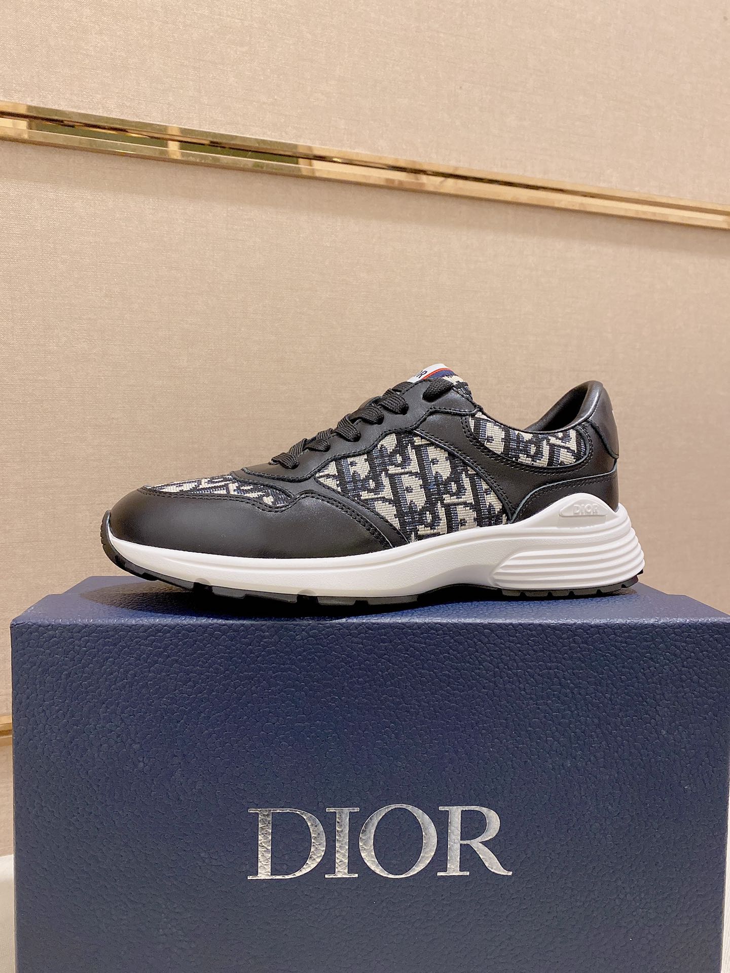 J5 迪奥·Dior休闲运动风男鞋，全新春夏季款设计，完美做工，系带懒人款打造装柜品质，鞋面：进口头层牛皮，高级羊皮内里柔软舒适，超轻TPU耐磨大底、简约、百搭风时装男鞋，优颜色