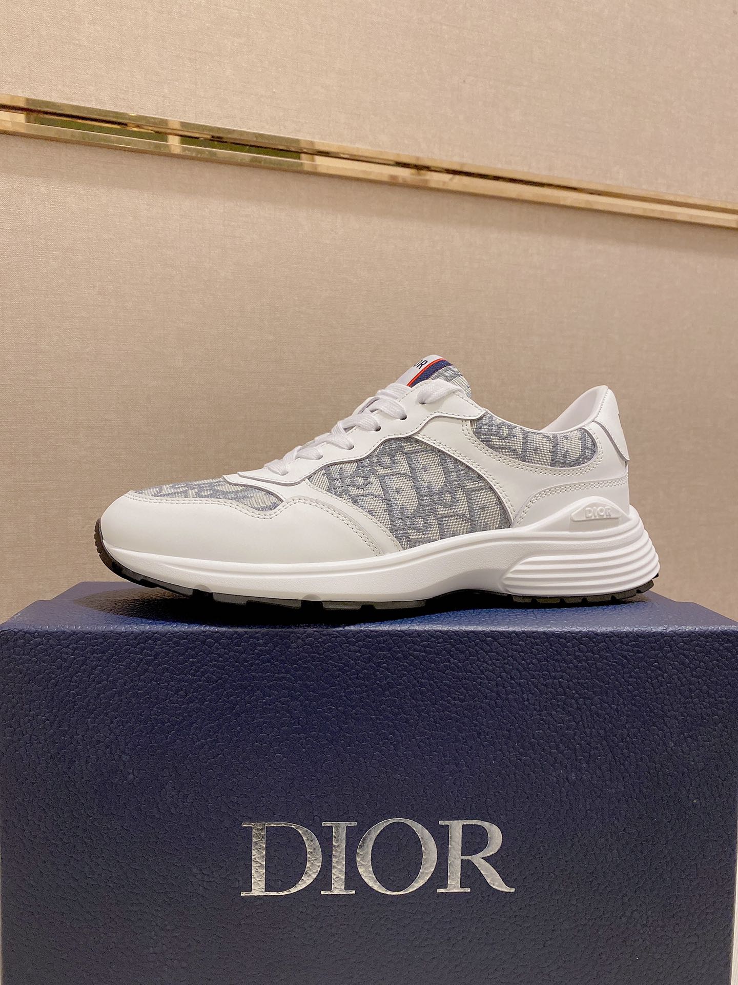 J5 迪奥·Dior休闲运动风男鞋，全新春夏季款设计，完美做工，系带懒人款打造装柜品质，鞋面：进口头层牛皮，高级羊皮内里柔软舒适，超轻TPU耐磨大底、简约、百搭风时装男鞋，优颜色