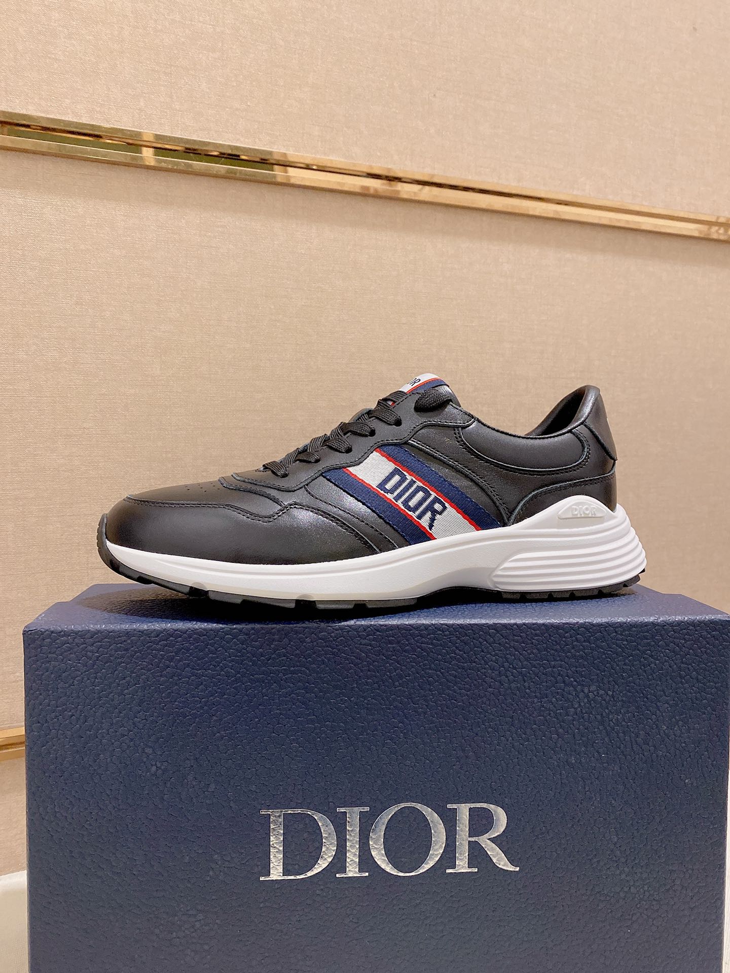 J5 迪奥·Dior休闲运动风男鞋，全新春夏季款设计，完美做工，系带懒人款打造装柜品质，鞋面：进口头层牛皮，高级羊皮内里柔软舒适，超轻TPU耐磨大底、简约、百搭风时装男鞋，优颜色