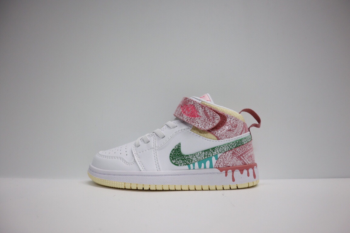 乔一真标头层魔术扣儿童运动鞋 尺码：22-37.5码 经典乔丹系列❤️ 魔术扣➕松紧带设计，穿脱自如✔️ 中帮款式设计，保护稚嫩脚踝👍🏻 上脚超级洋气🌟-选品中心