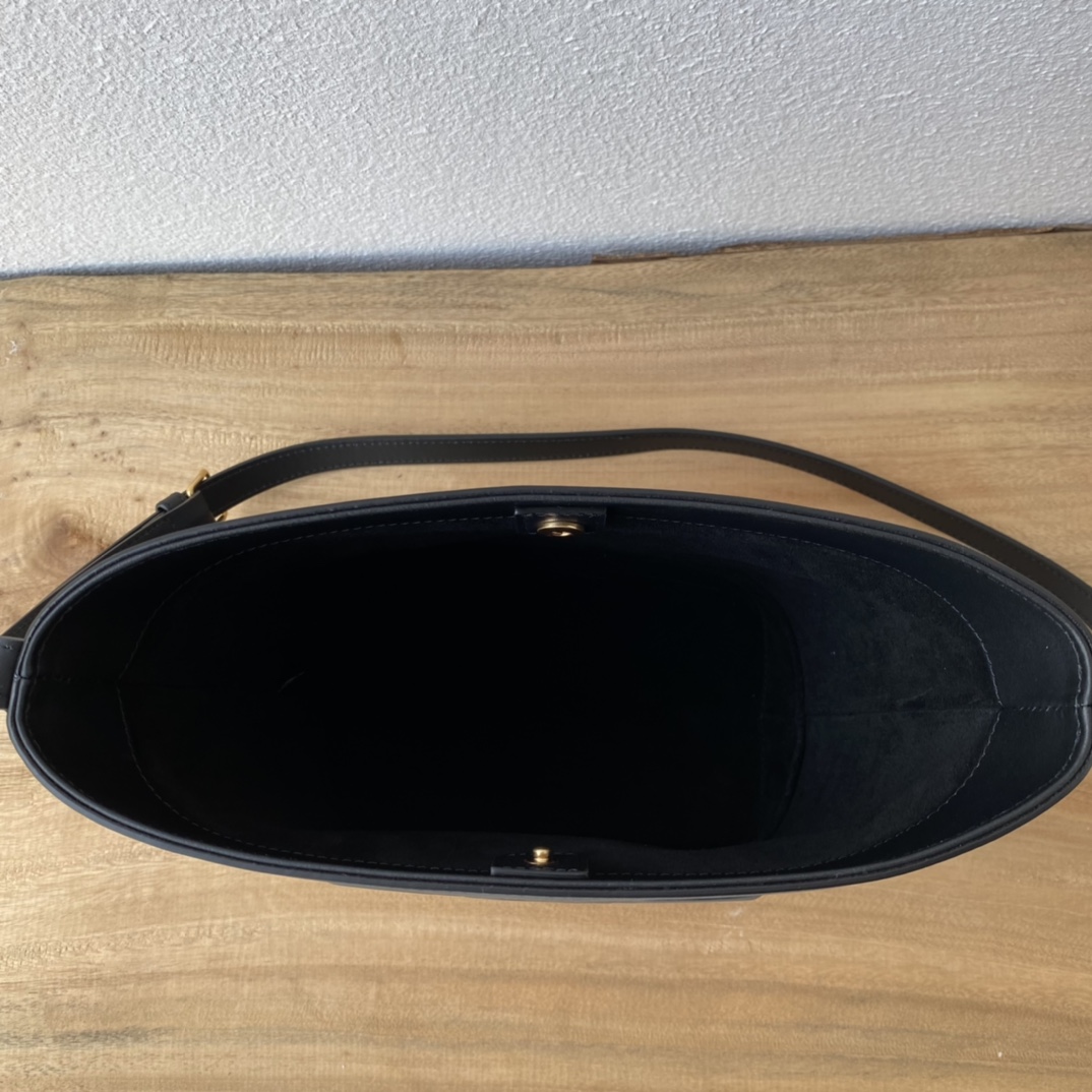 Cブランド 中号CUIR水桶バッグ - 軽量牛皮素材・調節可能な肩帯