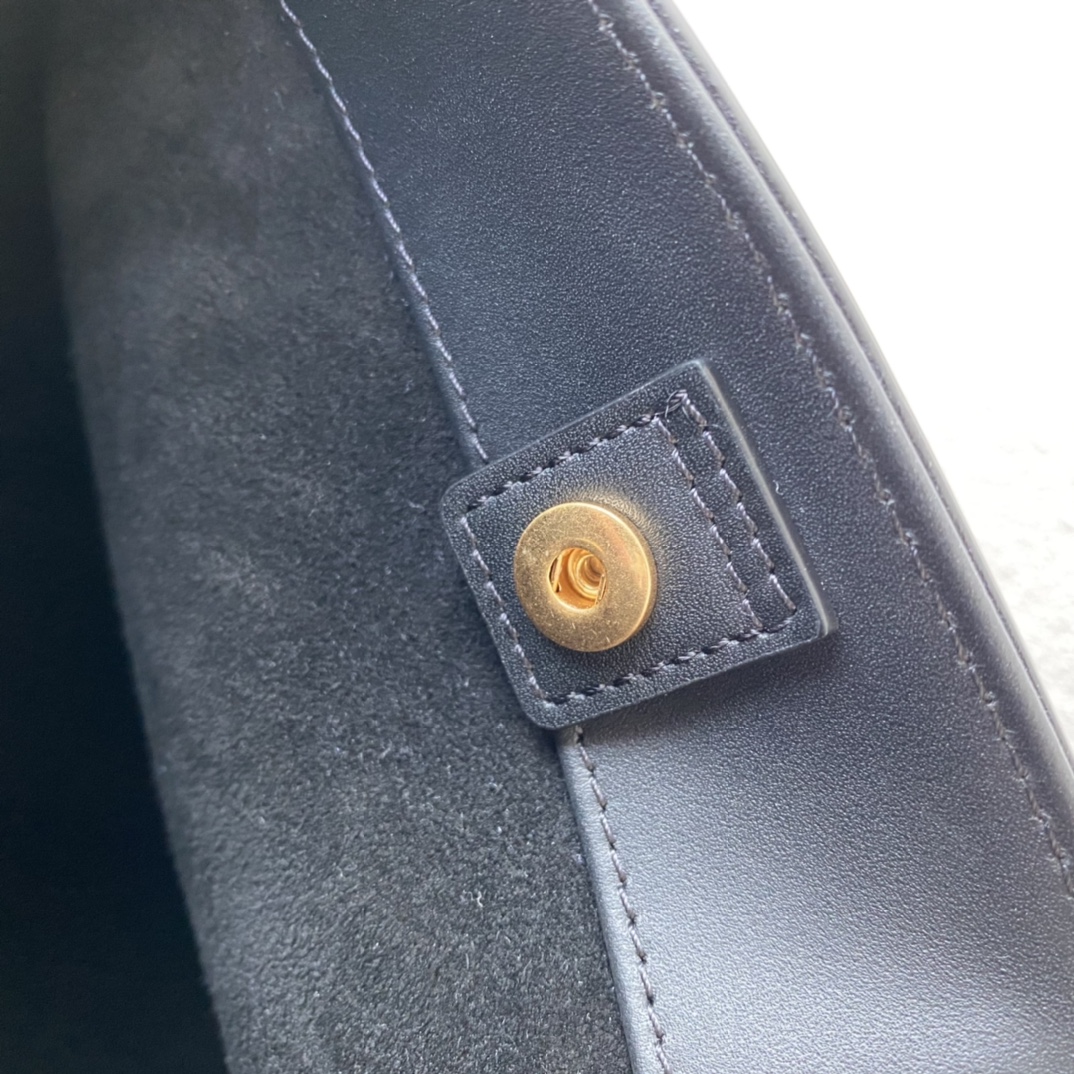 Cブランド 中号CUIR水桶バッグ - 軽量牛皮素材・調節可能な肩帯