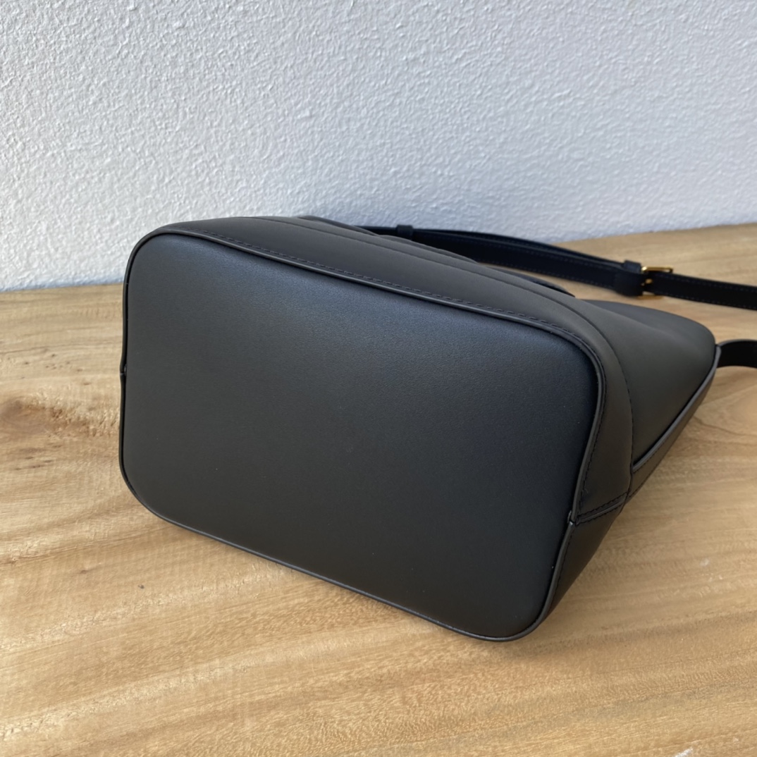 Cブランド 中号CUIR水桶バッグ - 軽量牛皮素材・調節可能な肩帯