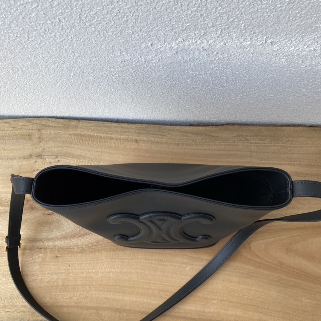 Cブランド 中号CUIR水桶バッグ - 軽量牛皮素材・調節可能な肩帯