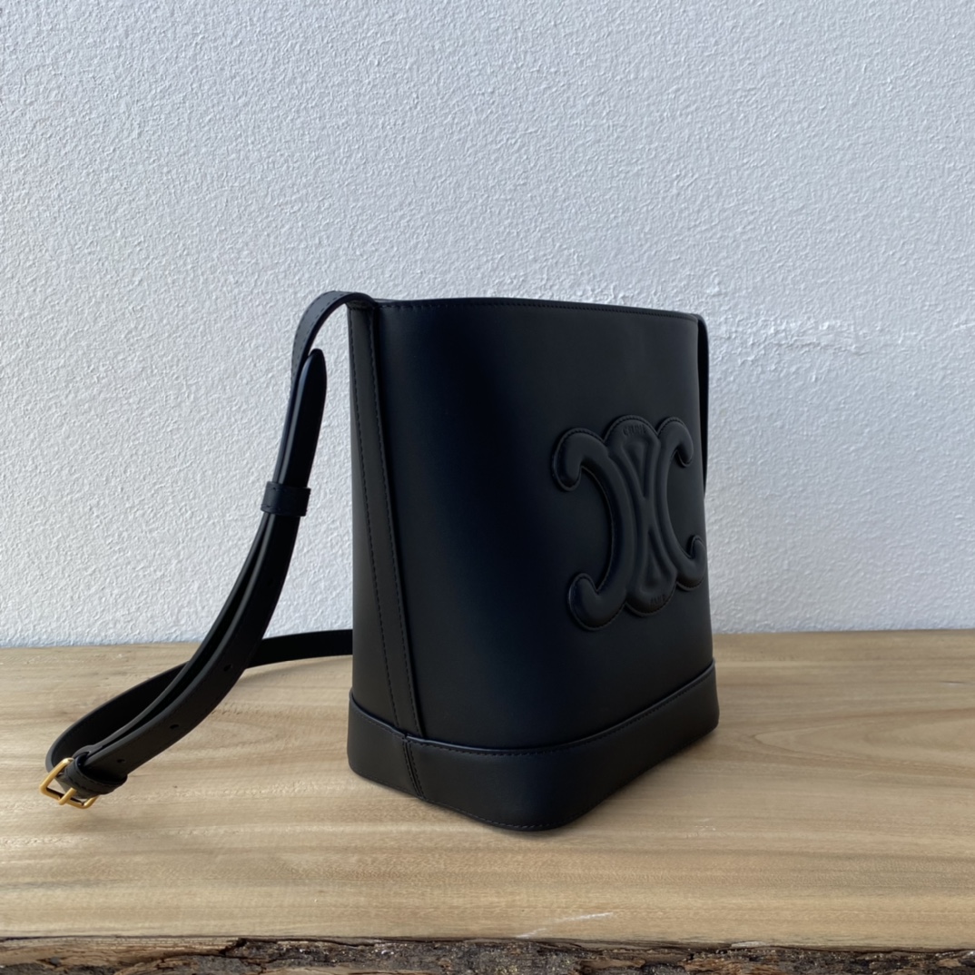 Cブランド 中号CUIR水桶バッグ - 軽量牛皮素材・調節可能な肩帯