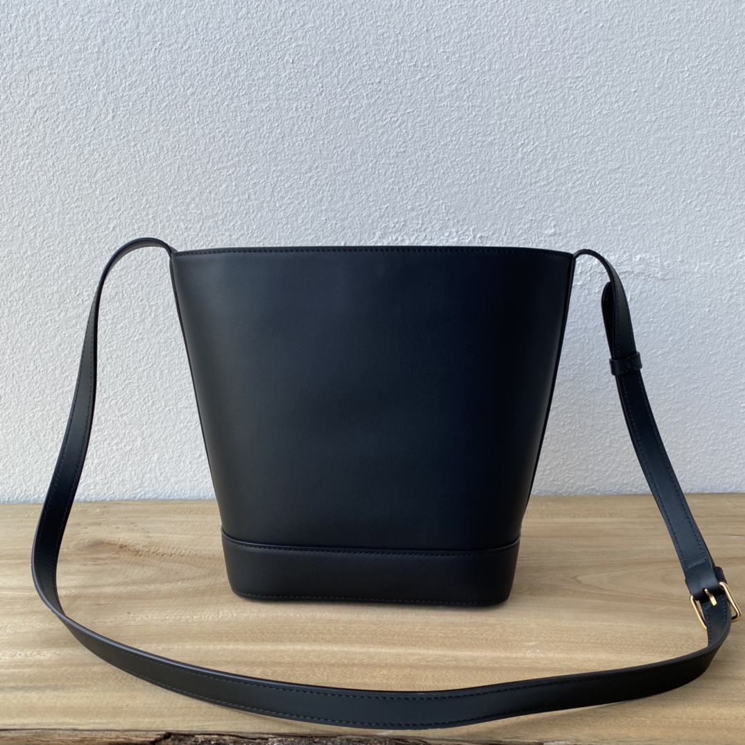 Cブランド 中号CUIR水桶バッグ - 軽量牛皮素材・調節可能な肩帯
