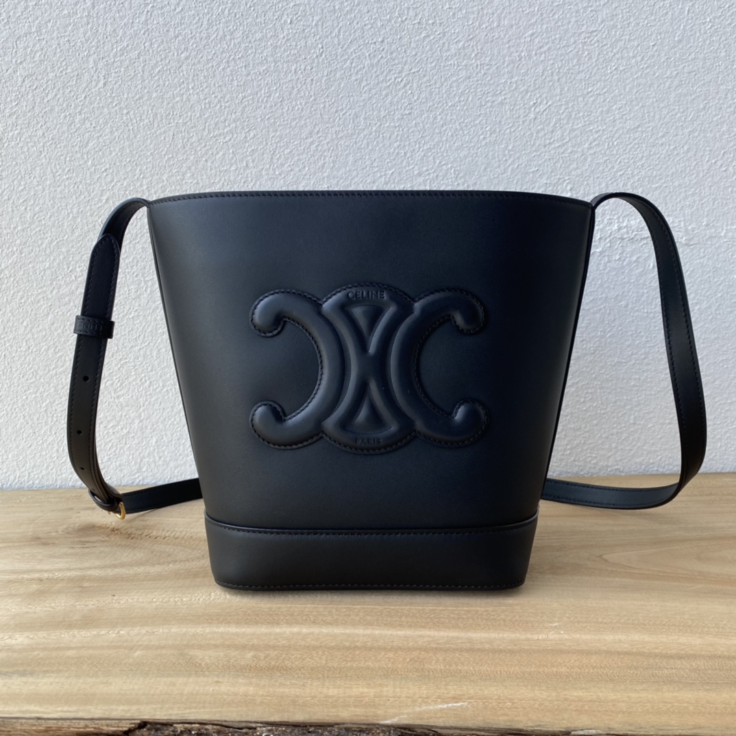 Cブランド 中号CUIR水桶バッグ - 軽量牛皮素材・調節可能な肩帯