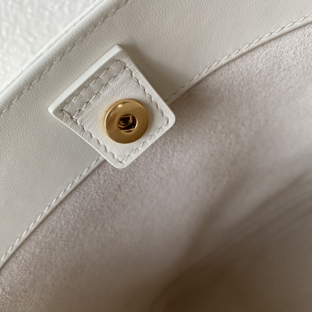 Cブランド新作 CUIR水桶バッグ - 軽量牛皮・調整可能な肩ひも