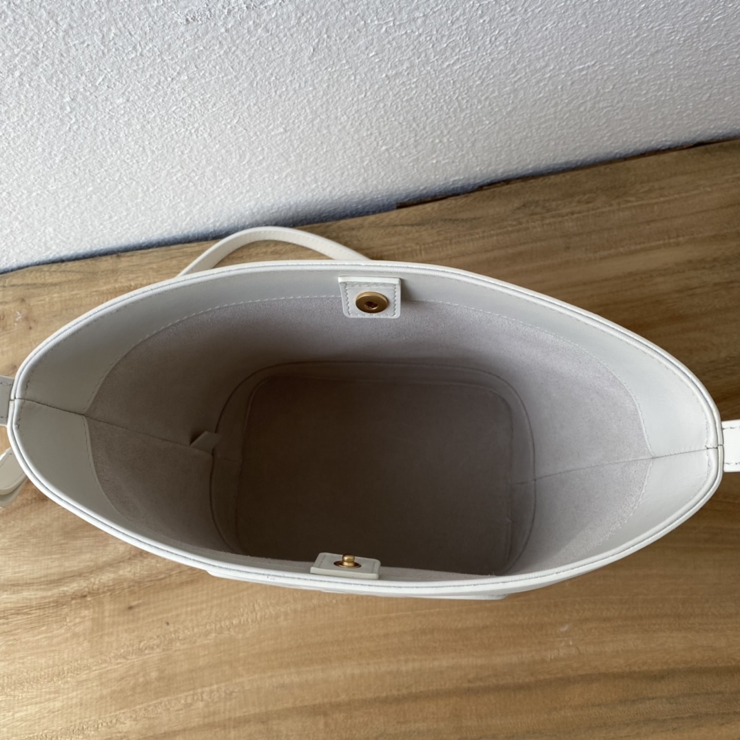 Cブランド新作 CUIR水桶バッグ - 軽量牛皮・調整可能な肩ひも