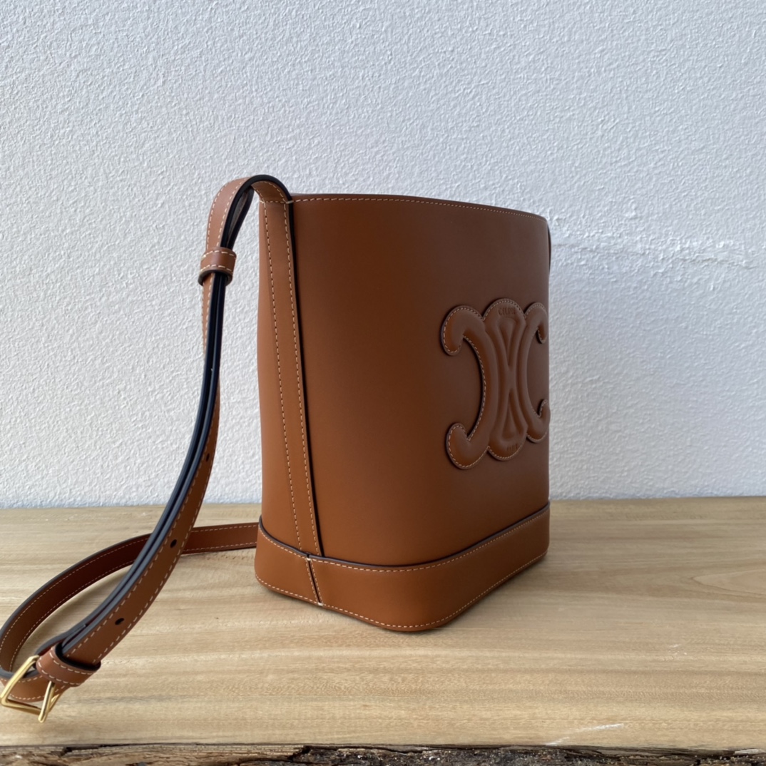 C家新作 CUIR水桶バッグ - 軽量牛皮素材・調節可能な肩 strap