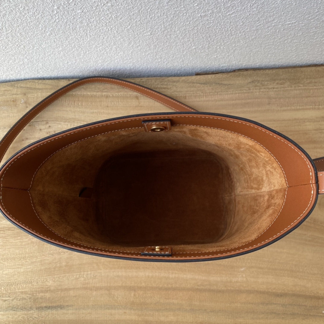 C家新作 CUIR水桶バッグ - 軽量牛皮素材・調節可能な肩 strap