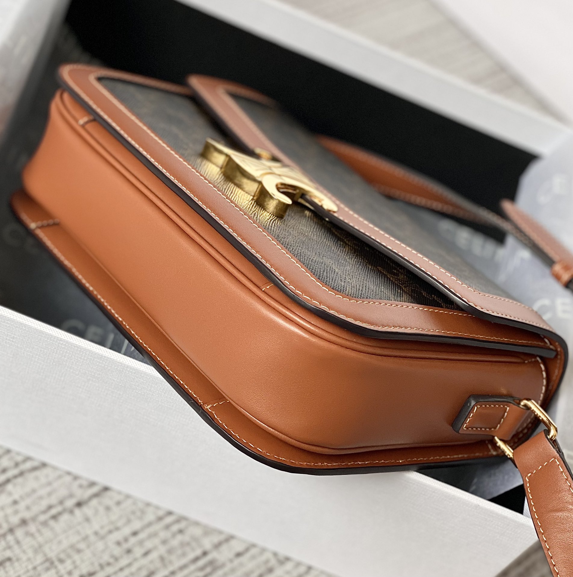 CELINE赛琳凯旋门帆布和小牛皮手袋191242