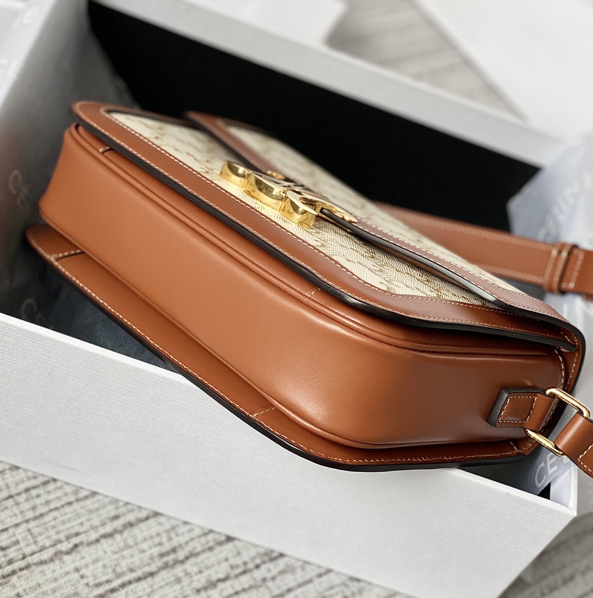 CELINE赛琳凯旋门帆布和小牛皮手袋191242