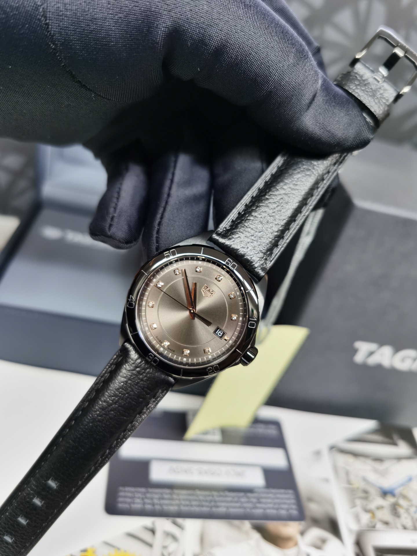 NO:727971,New, original TAG Heuer F1 series quartz women's watch, belt model, counter price 316, stainless steel polished brushed case. The strap has a quick release function. The diamond-set bezel is inlaid with 36 grade I diamonds with a diameter of 1.30 mm. The blue plate is charming, and the white plate is made of natural mother-of-pearl, which is dazzling. The 35MM diameter is suitable for the wrists of most beauties [Naughty] The whole watch can be magnified 10 times for comparison, and the new complete set comes with original packaging!  ,,tag heue19860909新款,原单泰格豪雅F1系列石英女表,皮带款,专柜售价万316精钢抛光拉丝表壳. 表带带快拆功能.镶钻表圈镶嵌36颗直径1.30毫米I级钻石 蓝盘魅力四射,白盘选用天然贝母制作、光彩夺目, 35MM直径适合多数美女的手腕[调皮]整表接受10倍放大对比,全新全套配原厂包装！,,tag heue,Watch