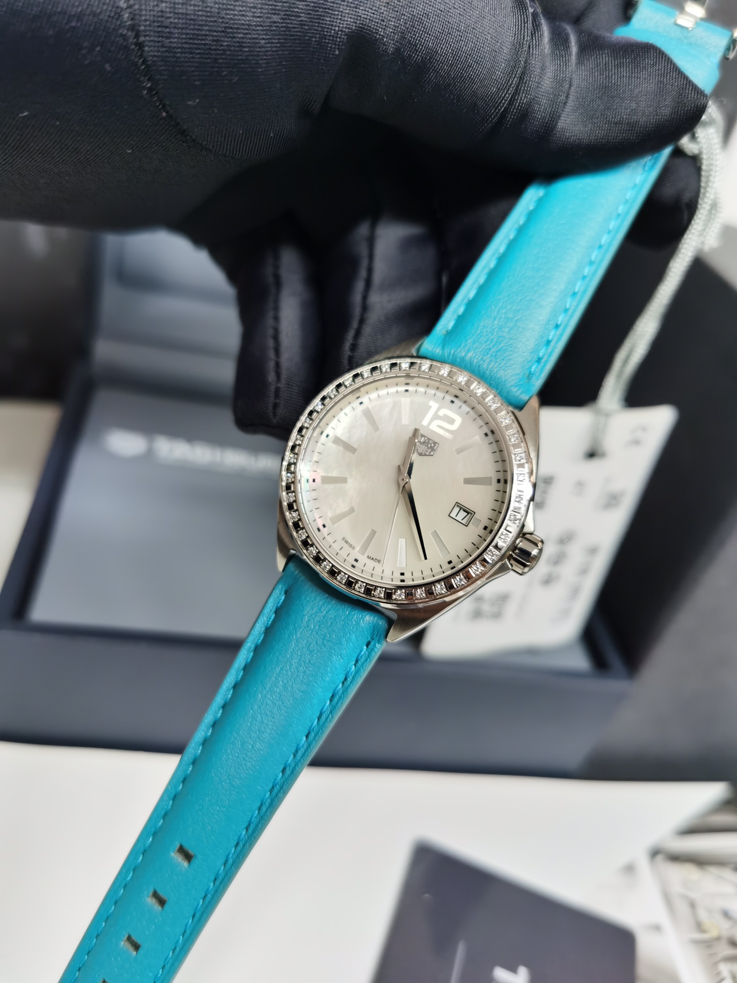 NO:727890,New, original TAG Heuer F1 series quartz women's watch, belt model, counter price 316, stainless steel polished brushed case. The strap has a quick release function. The diamond-set bezel is inlaid with 36 grade I diamonds with a diameter of 1.30 mm. The blue plate is charming, and the white plate is made of natural mother-of-pearl, which is dazzling. The 35MM diameter is suitable for the wrists of most beauties [Naughty] The whole watch can be magnified 10 times for comparison, and the new complete set comes with original packaging!  ,,tag heue19860909新款,原单泰格豪雅F1系列石英女表,皮带款,专柜售价万316精钢抛光拉丝表壳. 表带带快拆功能.镶钻表圈镶嵌36颗直径1.30毫米I级钻石 蓝盘魅力四射,白盘选用天然贝母制作、光彩夺目, 35MM直径适合多数美女的手腕[调皮]整表接受10倍放大对比,全新全套配原厂包装！,,tag heue,Watch