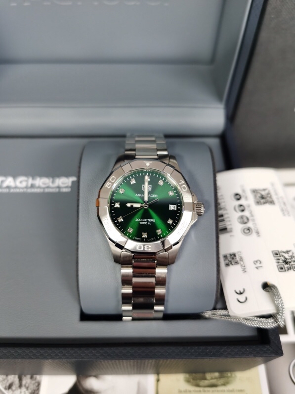 新款！！原单TAG Heuer(泰格豪雅)潜系列石英女表，32mm直径表壳，配316精钢表带，原单工艺精致奢华、镶钻款表壳闪耀夺目，搭配太阳纹表盘及七彩斑斓的天然珍珠表盘，蓝宝防炫玻璃，原装瑞士ETA石英机芯，支持拆机验货，零瑕疵做工接受全球专柜对比，一表一码配吊牌，全新全套出[色][色][色]