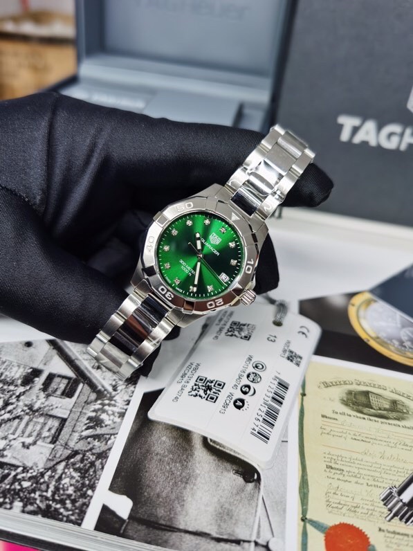 新款！！原单TAG Heuer(泰格豪雅)潜系列石英女表，32mm直径表壳，配316精钢表带，原单工艺精致奢华、镶钻款表壳闪耀夺目，搭配太阳纹表盘及七彩斑斓的天然珍珠表盘，蓝宝防炫玻璃，原装瑞士ETA石英机芯，支持拆机验货，零瑕疵做工接受全球专柜对比，一表一码配吊牌，全新全套出[色][色][色]