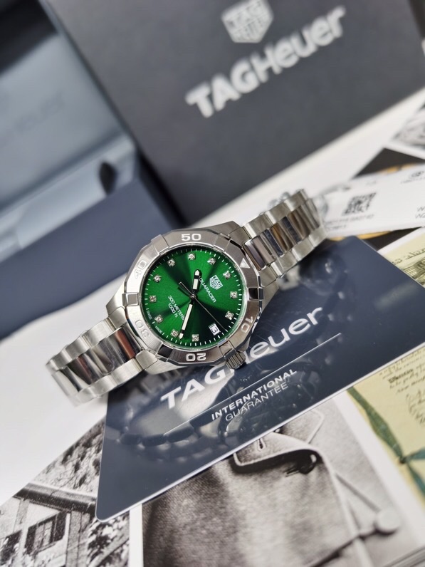 新款！！原单TAG Heuer(泰格豪雅)潜系列石英女表，32mm直径表壳，配316精钢表带，原单工艺精致奢华、镶钻款表壳闪耀夺目，搭配太阳纹表盘及七彩斑斓的天然珍珠表盘，蓝宝防炫玻璃，原装瑞士ETA石英机芯，支持拆机验货，零瑕疵做工接受全球专柜对比，一表一码配吊牌，全新全套出[色][色][色]