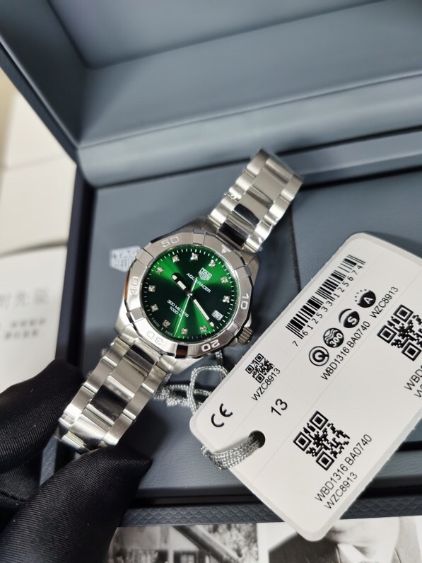 新款！！原单TAG Heuer(泰格豪雅)潜系列石英女表，32mm直径表壳，配316精钢表带，原单工艺精致奢华、镶钻款表壳闪耀夺目，搭配太阳纹表盘及七彩斑斓的天然珍珠表盘，蓝宝防炫玻璃，原装瑞士ETA石英机芯，支持拆机验货，零瑕疵做工接受全球专柜对比，一表一码配吊牌，全新全套出[色][色][色]