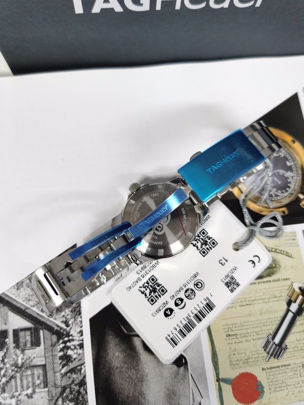 新款！！原单TAG Heuer(泰格豪雅)潜系列石英女表，32mm直径表壳，配316精钢表带，原单工艺精致奢华、镶钻款表壳闪耀夺目，搭配太阳纹表盘及七彩斑斓的天然珍珠表盘，蓝宝防炫玻璃，原装瑞士ETA石英机芯，支持拆机验货，零瑕疵做工接受全球专柜对比，一表一码配吊牌，全新全套出[色][色][色]